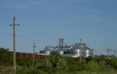 Yaz günü kırsal kesimde tahıl deposu