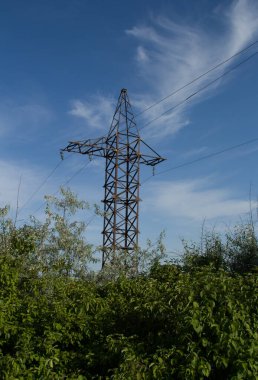 Gökyüzündeki yüksek voltajlı güç iletim hatları