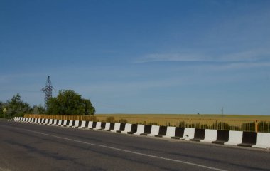 Kırsaldaki boş otoyol.