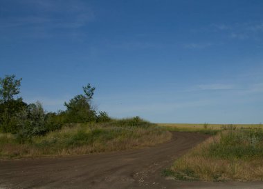 Bozkırda toprak yol