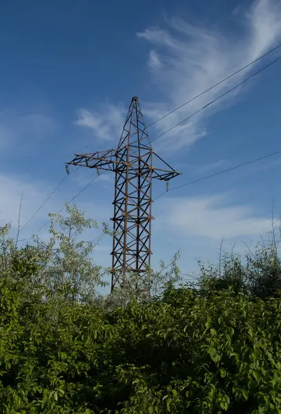 Gökyüzündeki yüksek voltajlı güç iletim hatları