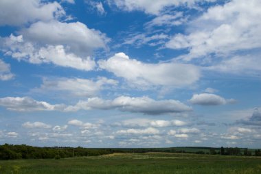 Yaz manzarası, tarla ve bulutlar, güzel gökyüzü
