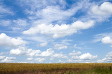 Mavi gökyüzü ve bulutlar