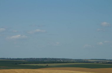 Güzel bir manzara Ağacı ve mavi gökyüzü