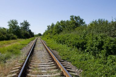 Kırsalda terk edilmiş eski bir demiryolu..