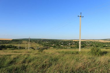 Tarlaları ve ağaçları olan kırsal alan