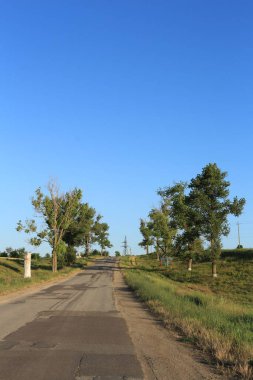 Mavi gökyüzü ve bulutlu yol