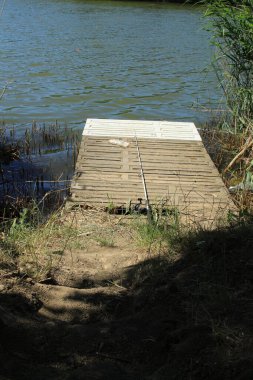 Nehir kıyısındaki tahta köprü.