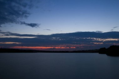 Gölün üzerinde güzel bir gün batımı