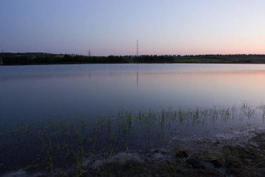 gün batımında göl manzara