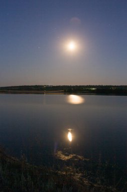 Gölün üzerinde güzel bir gün batımı