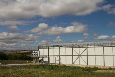 Endüstriyel bina metal çitlerle inşa edilmiş..