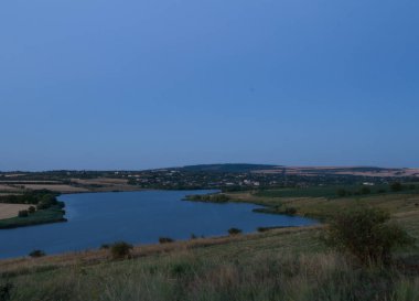 Akşamları nehrin güzel manzarası, yaz.