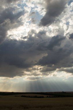 Fırtına bulutları alanları üzerinde.