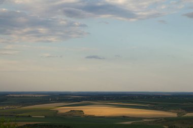 Tepenin tepesinden güzel bir manzara. Çayırları ve çayırları var.