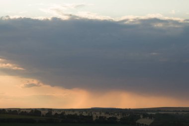 Sahada dramatik bir gün batımı. doğa arkaplanı