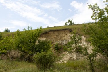 Bir yaz günü küçük bir köyde küçük bir tepe.