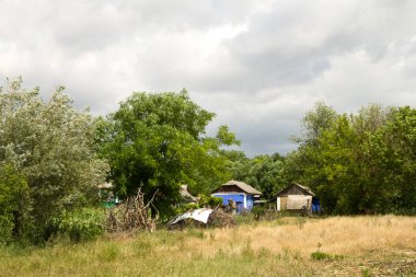 Ormanın ortasındaki köy.