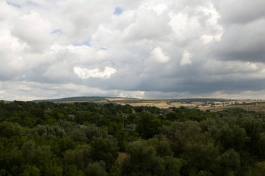 Gökyüzündeki yeşil tarlaların ve bulutların görüntüsü