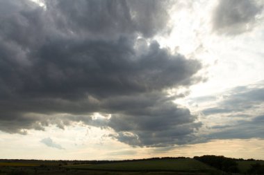 Gökyüzündeki kara bulutlar