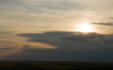 Yaz akşamında dramatik gün batımı.