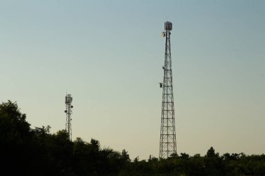 Ormandaki mobil iletişim kulesi.
