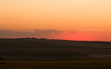 Buğday tarlası ve bulutlu gökyüzü olan güzel bir manzara.