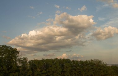Güzel bir gökyüzü ve bulutların manzarası