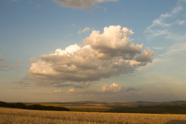 Dağlarda güzel bir gün batımı.