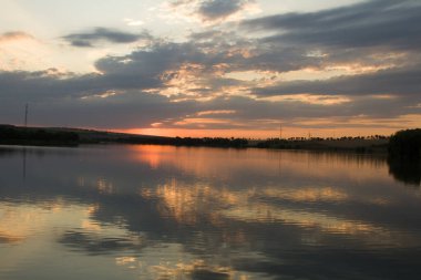 Gölün üzerinde güzel bir gün batımı