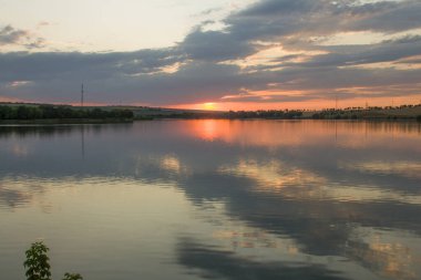 Nehirde güzel bir gün batımı