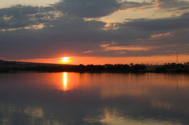 Gölde gün batımı