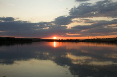 Gün batımı göl üzerinde.