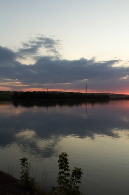 Gölün üzerinde güzel bir gün batımı