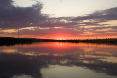Gölün ortasındaki gölde gün batımı