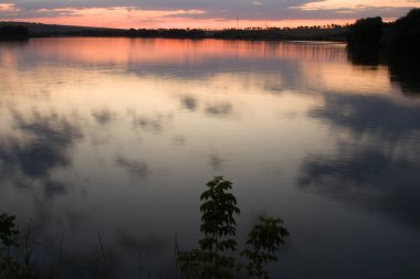 Nehirde gün batımı.