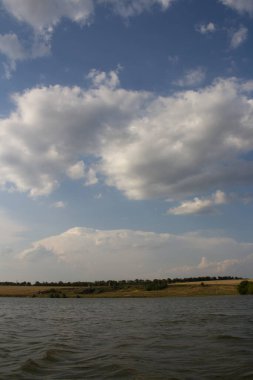 Nehir ve gökyüzü manzarası.