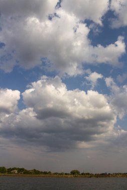 Nehir kıyısındaki bulutlar