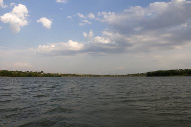 Volga nehri manzarası ve Volga şehri, Rusya.