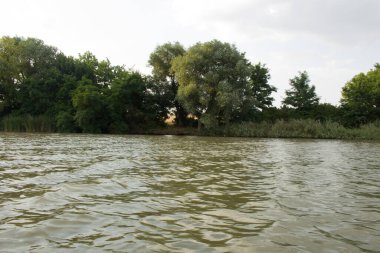 Bulutlu bir günde bir göl