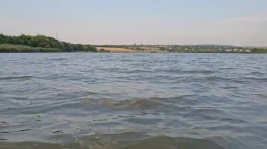 nehir ve şehir manzarası