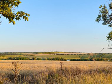 Güzel bir gün batımlı kırsal manzara.
