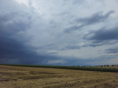 Bulutlu gökyüzü olan bir çiftlik.
