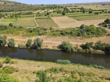Dağlardaki nehrin havadan görünüşü