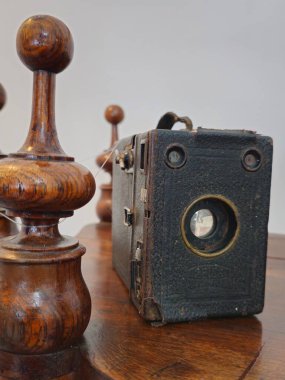 beyaz arka planda eski ahşap kamera