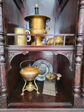 Eski ahşap bir masa ve bir kadeh şarap.