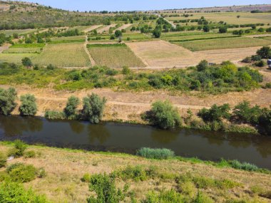 Nehir kırsalda küçük bir köydür.