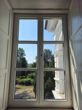 Kırsal kesimdeki bir evin penceresinin görüntüsü