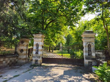 Parktaki eski taş ev.