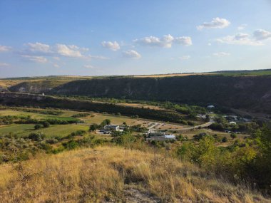 Dağları ve bulutları olan güzel bir manzara